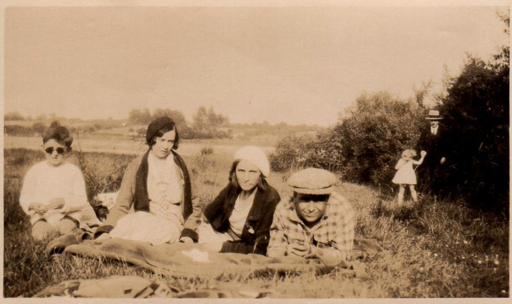 picknick mensen op kleed in de natuur